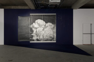 François Réau, To what extent, 2016, Fil à plomb en suspension peinture, mine de plomb graphite et incisions sur papier dimensions variables, Palais de Tokyo, Paris, France © Photographie Aurélien Mole