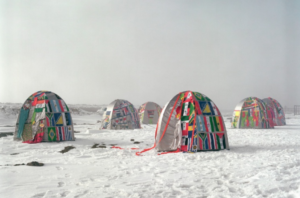 LUCY + JORGE ORTA, ANTARCTIC VILLAGE - NO BORDERS, EPHEMERAL INSTALLATION IN ANTARCTICA, 2007-2020,  Dôme en polyamide, textiles divers, drapeaux nationaux, sérigraphie, vêtements d'occasion, sangles, crochets, dimensions variables ©Thierry Bal