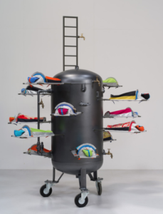 LUCY + JORGE ORTA, LIFE RAFT / BALISE DE VIE, 2015, Acier peint, réservoir, bivouacs, échelle, robinets en laiton, 200 x 290 cm ©LUCY + JORGE ORTA