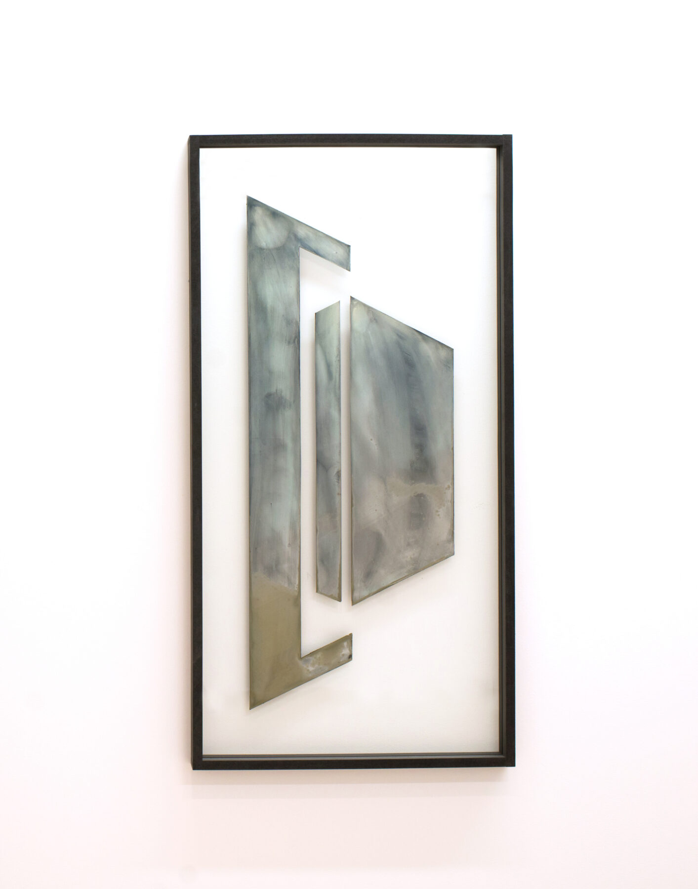 Pia Rondé & Fabien Saleil, Cité Fantôme #1, 2017. Argenture de miroir et peinture sur verre, médium noir, 120 x 60 cm. ©Galerie Valeria Cetraro