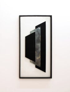 Pia Rondé & Fabien Saleil, Cité Fantôme #3, 2017. Argenture de miroir et peinture sur verre, médium noir, 120 x 60 cm. ©Galerie Valeria Cetraro