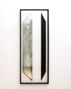 Pia Rondé & Fabien Saleil, Cité Fantôme #5, 2017. Argenture de miroir et peinture sur verre, médium noir, 160 x 60 cm. ©Galerie Valeria Cetraro