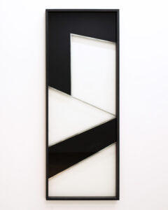 Pia Rondé & Fabien Saleil, Cité Fantôme #6, 2017. Argenture de miroir et peinture sur verre, médium noir, 160 x 60 cm. ©Galerie Valeria Cetraro