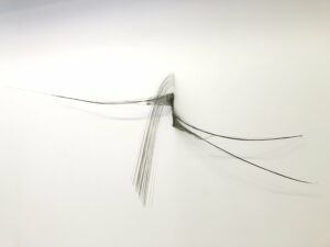 Gaëlle Chotard, Sans Titre, 2018, fils métalliques, 91 x 280 x 59 cm
