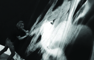 Valentin van der Meulen, Untitled, 2013. Vue de l'une des performances d'effacement du dessin lors de l'exposition "Les Nouvelles Folies Françaises", Musée Archéologique et Domaine National de Saint-Germain en Laye en 2013