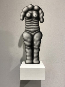 Chloé Poizat, LAMBEAUX (série), Sans titre (statuette sur socle), 2020, fusain sur papier bois metal