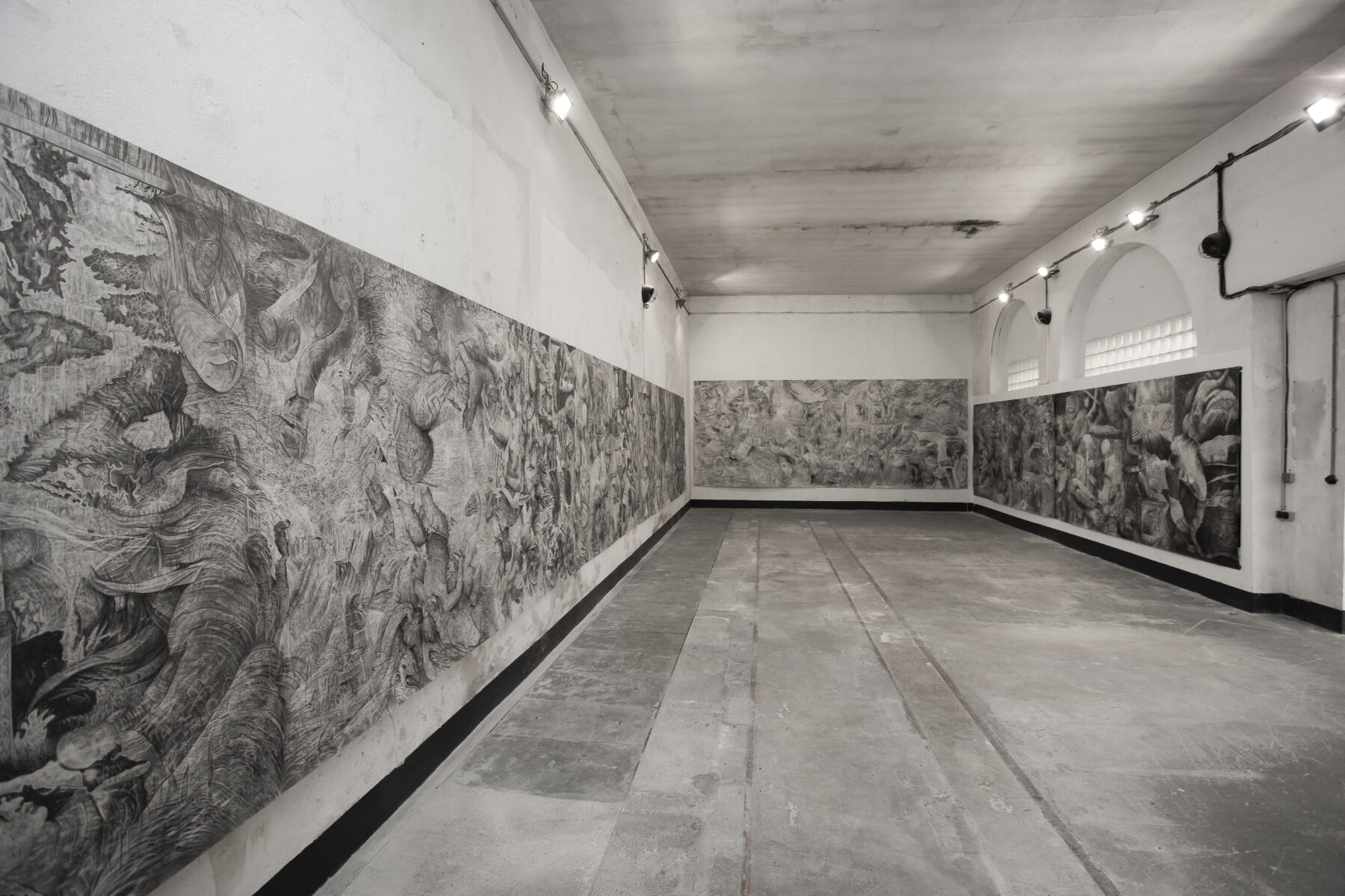 Quentin Spohn, sans titre, 2020, graphite sur papier, 3500 x 190 cm, vue d'exposition, galerie Espace A VENDRE, Nice, crédit photo Sidney Guillemin