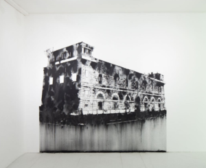 Nicolas Daubanes, Façade de la prison Saint Joseph à Lyon, Dessin mural à la poudre d’acier aimantée, 350 ×3 00 cm, 2015. Vue de l’exposition À l’heure du dessin, 3e temps, Château de Servière, Marseille, 2015. ©Galerie Maubert