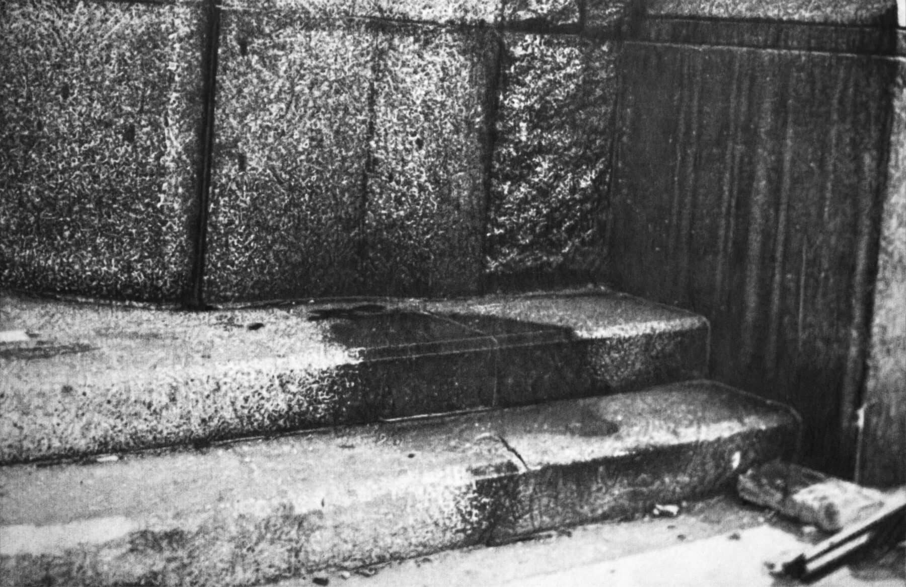 2020 Human shadow etched in bank steps, 1945, 60X90 graphite sur trame digigraphique