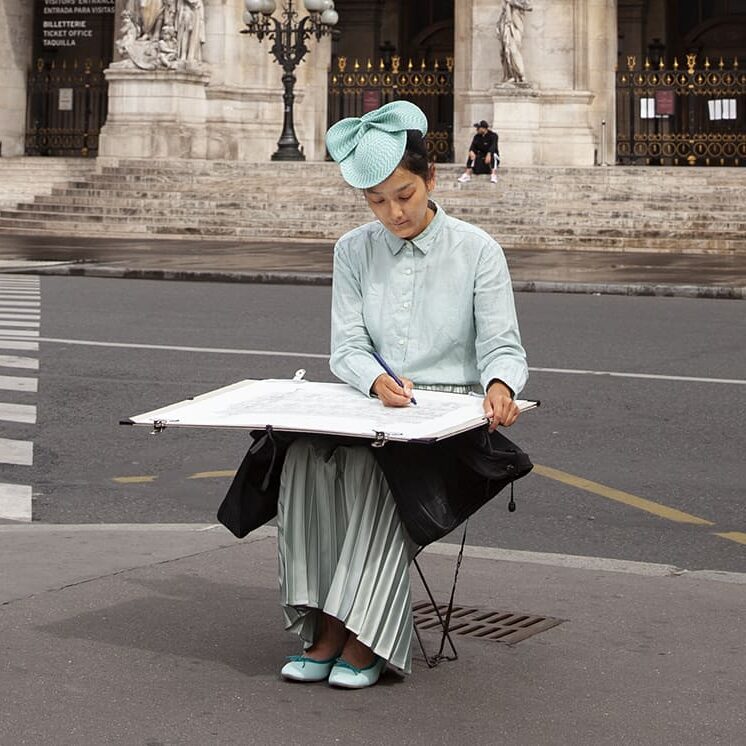 Christelle Téa dessinant à l'Opéra de Paris. © Photographie de Fabrice Le Dantec